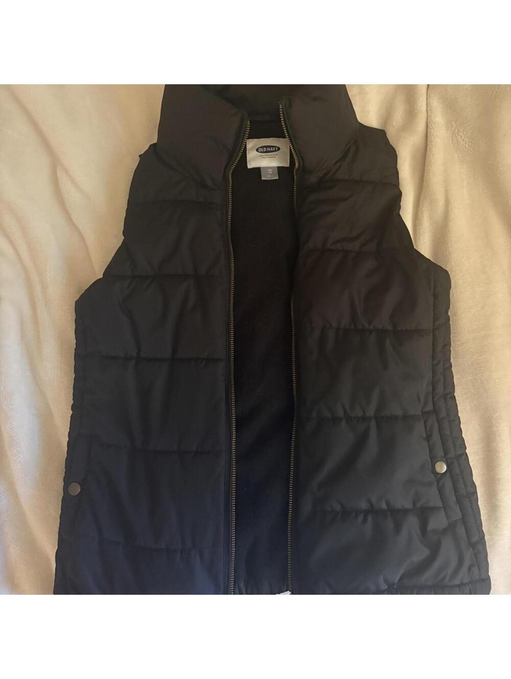 Old Navy Women's Black Puffer Vest